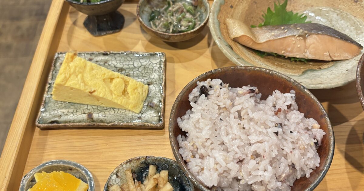 鮭の塩焼きと卵焼きと雑穀米の和定食