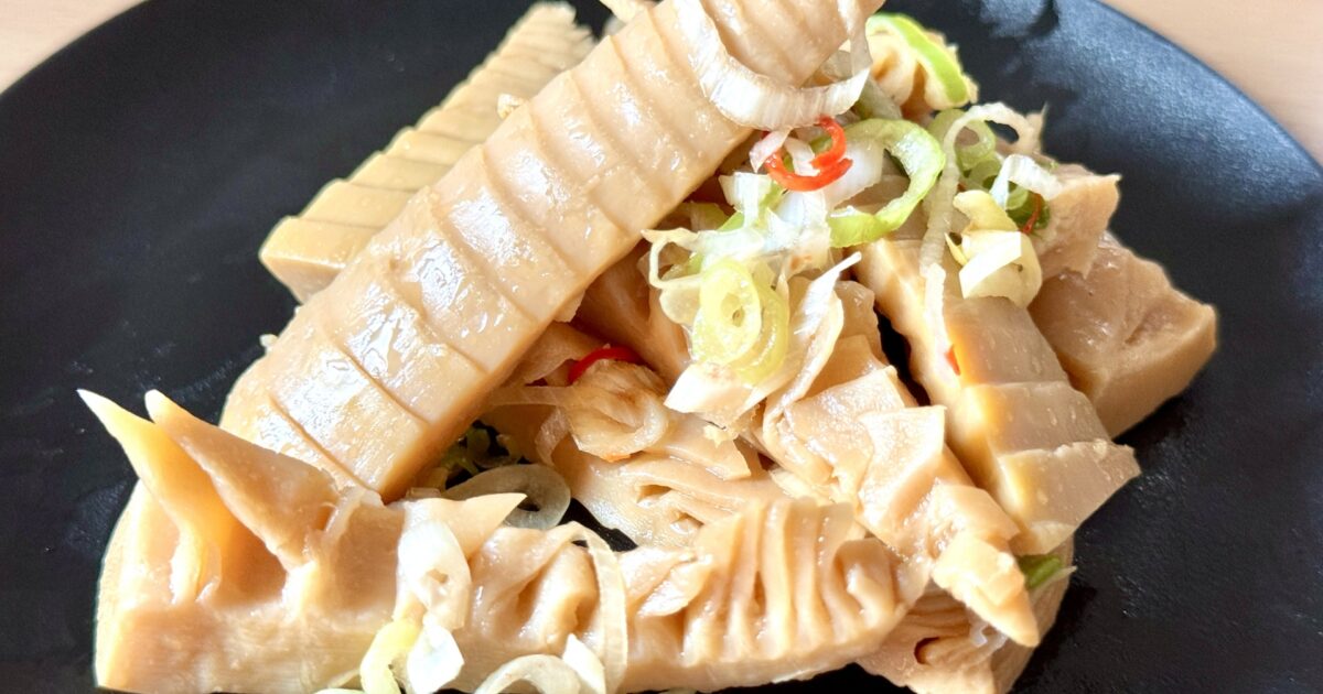 ネギと唐辛子をのせたたけのこの煮物