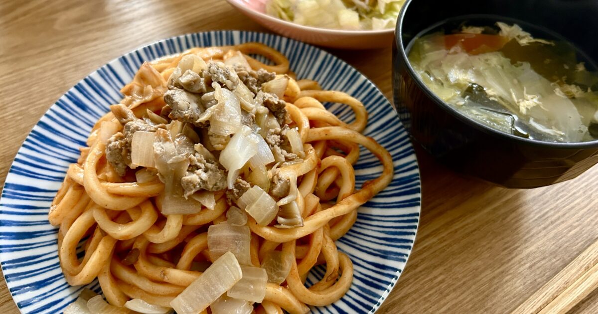 ミートソースうどんと野菜サラダとわかめスープ