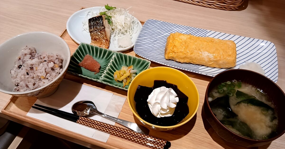 焼き鯖と卵焼きと味噌汁の和朝食