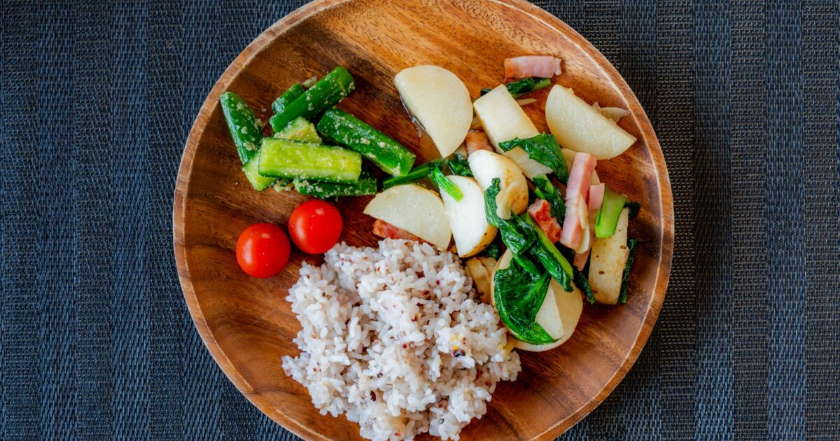 じゃがいもとベーコン炒めと雑穀米のワンプレート