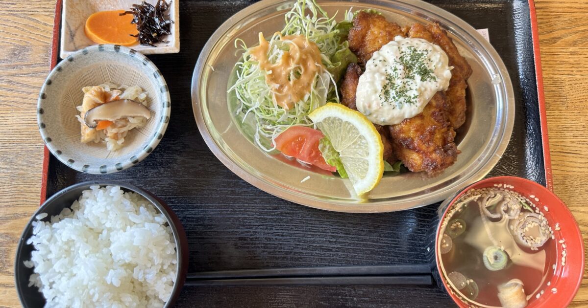 チキン南蛮と千切りキャベツとごはんの定食