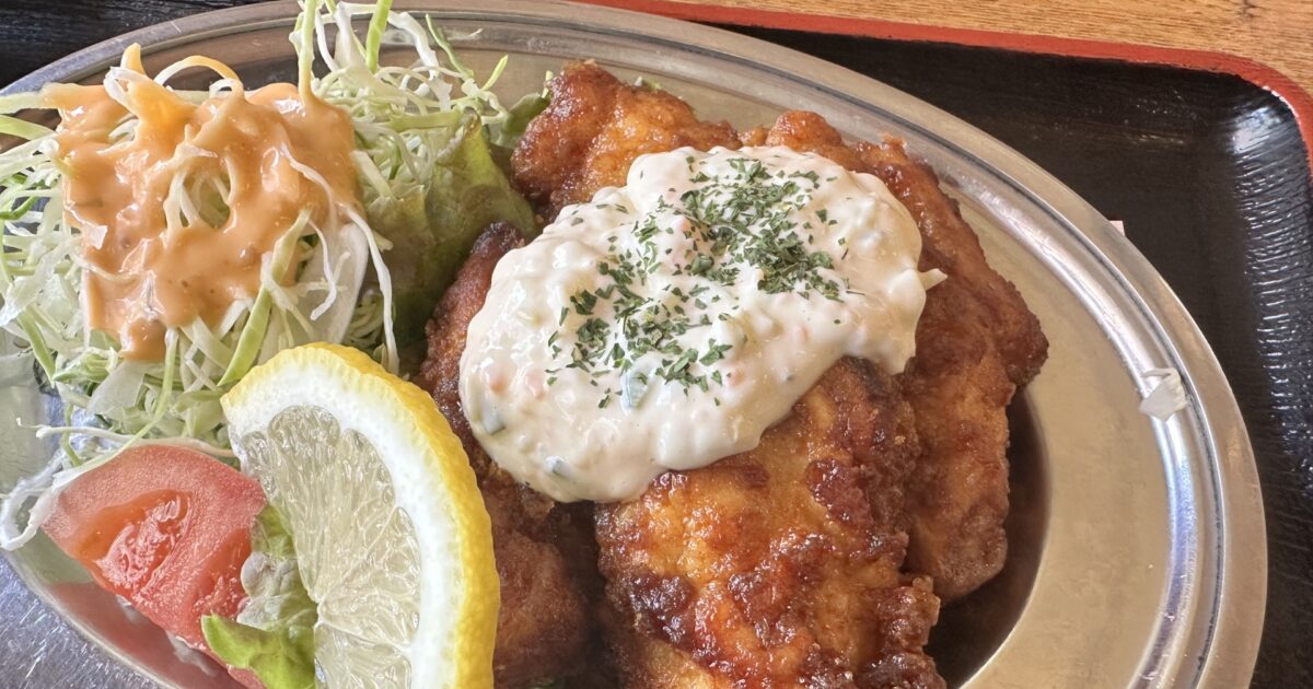 タルタルソースをのせたチキン南蛮とサラダ
