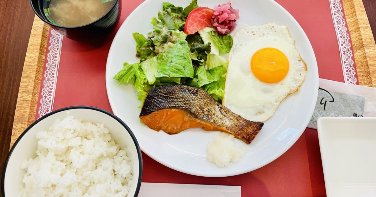 焼き鮭と目玉焼きとサラダの朝食プレート