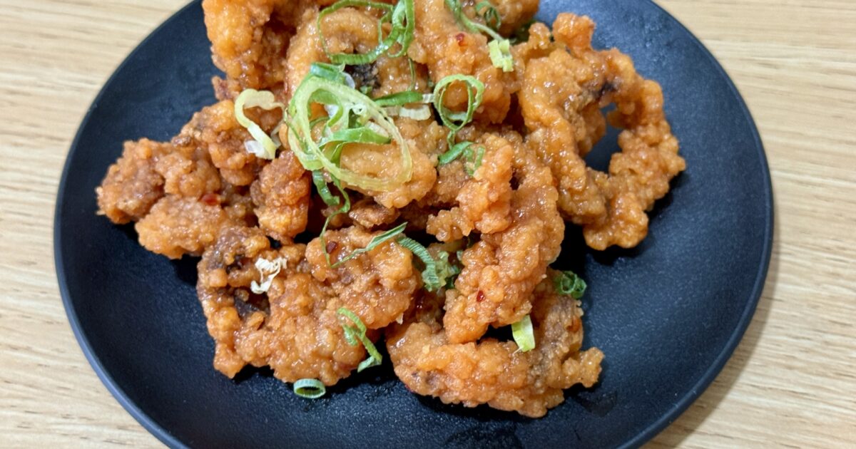 ネギをのせたイカの唐揚げ