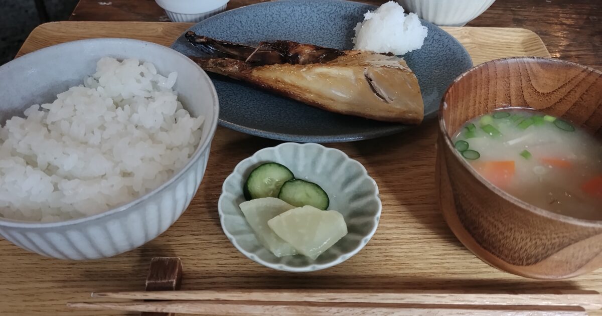 焼き魚定食と漬物と味噌汁と白ごはん