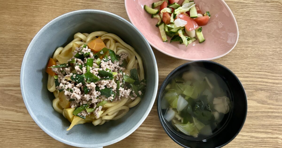 野菜とそぼろあんかけのうどんとサラダと味噌汁