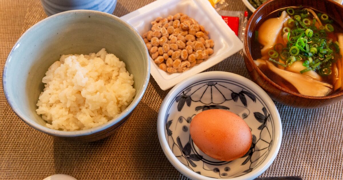 納豆と味噌汁とたまごかけご飯の和朝食