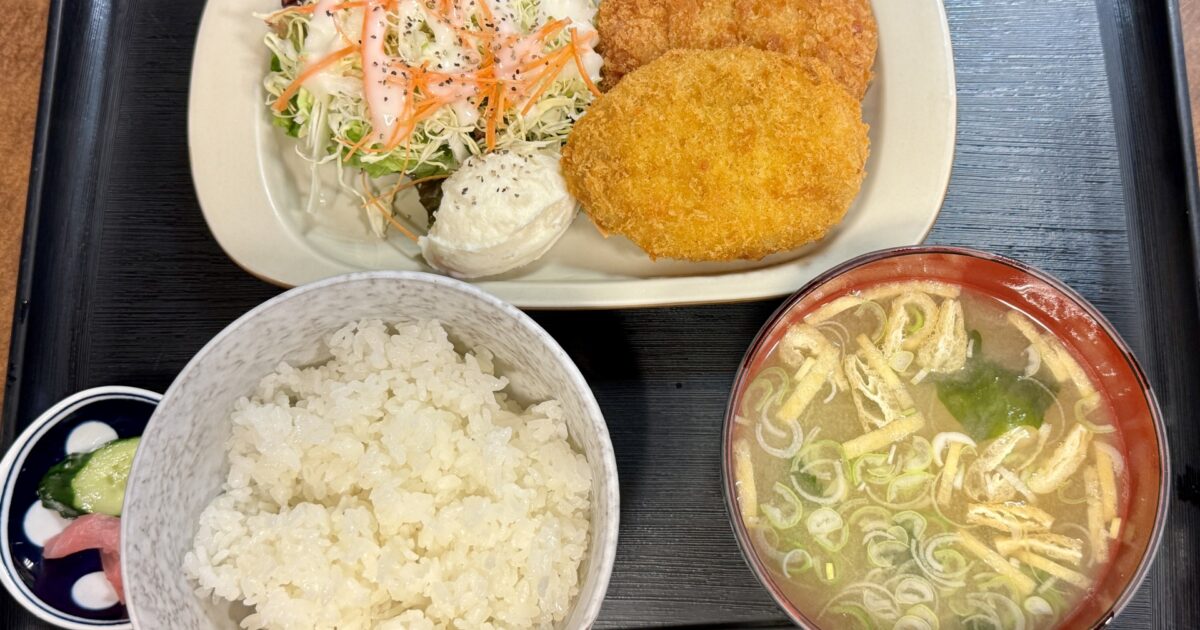 コロッケとキャベツサラダと味噌汁の定食