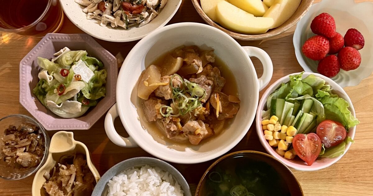豚肉と野菜の煮物と味噌汁とサラダの和定食