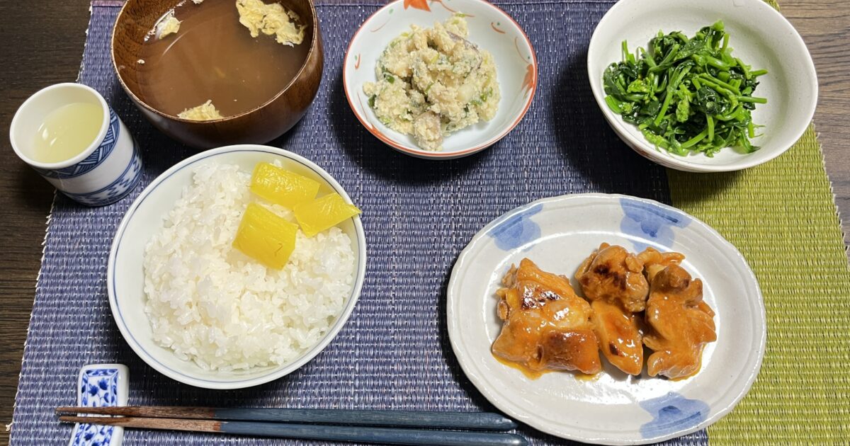 照り焼きチキン定食と漬物とほうれん草のおひたし