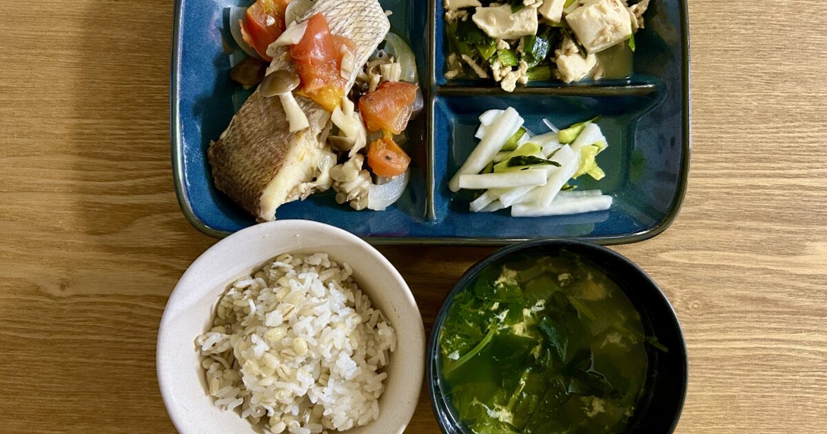 白身魚と野菜の蒸し料理と豆腐チャンプルー定食